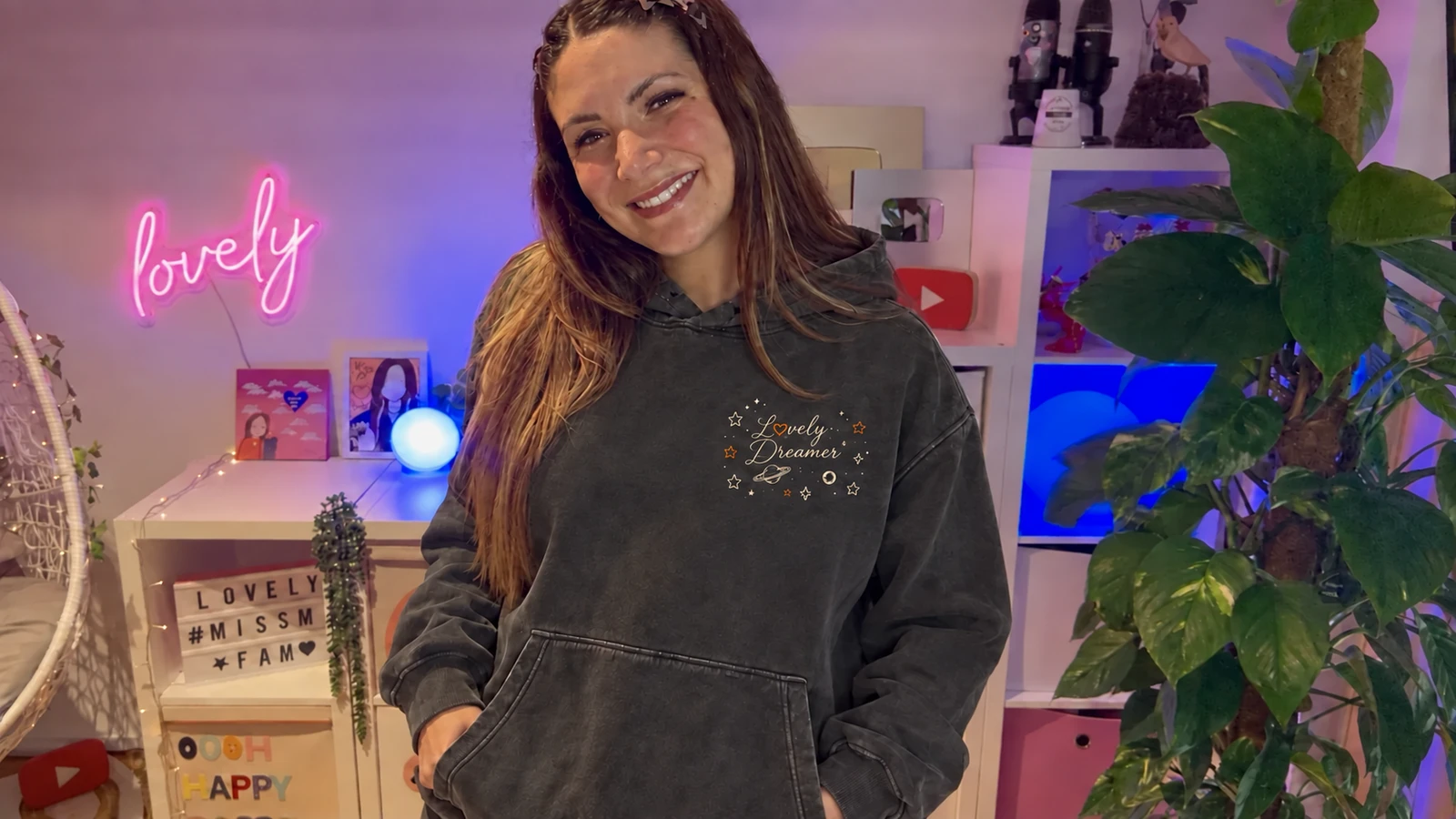 Designvorschau: Miss Mi trägt den Dreamland-Hoodie mit kleinem Brustdruck und schlichten Ärmeln