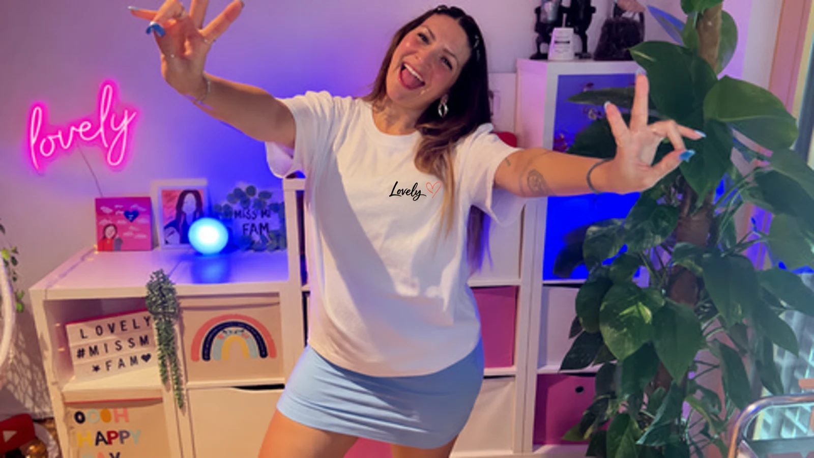 ASMR Miss Mi mit ihrem Lovely-Merch