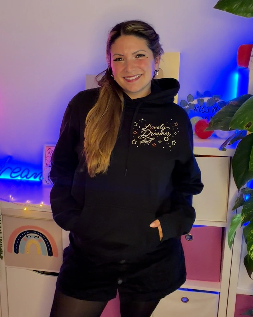 Miss Mi trägt den schwarzen Lovely-Dreamer-Hoodie bei ihrer Anprobe